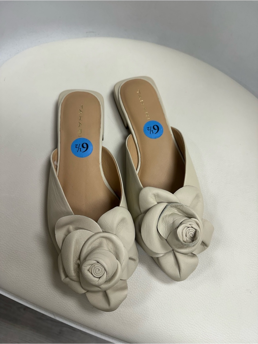 TAHARI Cream Rose-Detail Leather Slide Mules